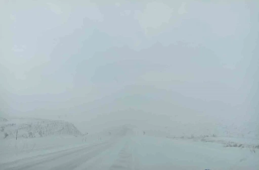 Sivas-Malatya kara yolu trafiğe kapatıldı, uzun ara&ccedil; kuyruğu oluştu
