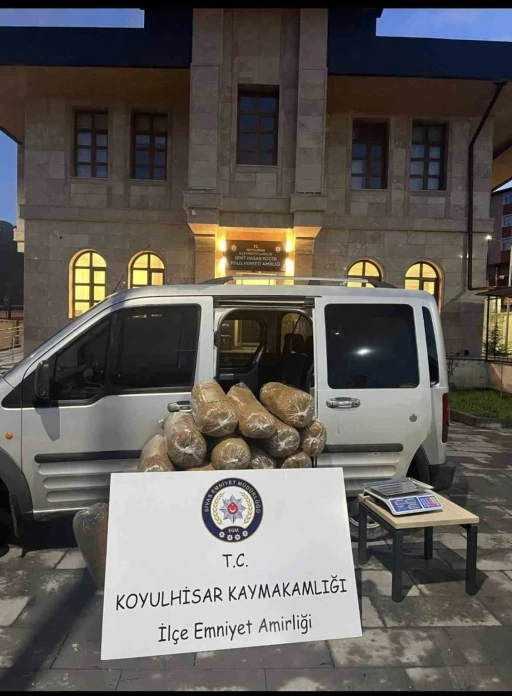 Sivas&rsquo;ta 186 kilo ka&ccedil;ak t&uuml;t&uuml;n ele ge&ccedil;irildi
