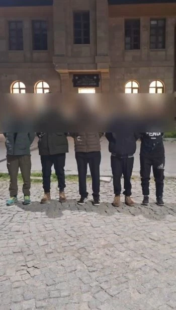Sivas&rsquo;ta 8 d&uuml;zensiz g&ouml;&ccedil;men yakalandı, 3 kişi tutuklandı
