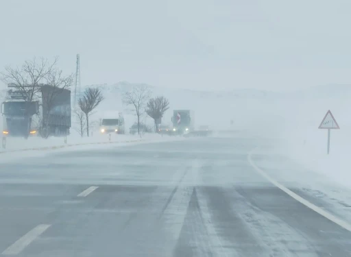 Sivas&rsquo;ta 800 yerleşim yeriyle ara&ccedil; ulaşımı sağlanamıyor
