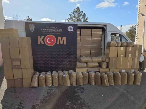 Sivas&rsquo;ta 840 bin makaron ve y&uuml;zlerce kilo ka&ccedil;ak t&uuml;t&uuml;n ele ge&ccedil;irildi
