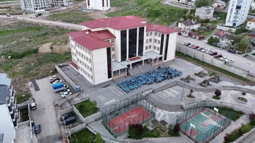 Sivas&rsquo;ta 900 &ouml;ğrenci eşzamanlı hareket etti, hep bir ağızdan "Feda T&uuml;rkiye&rsquo;m" dedi
