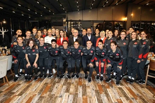 Sivas’ta A Milli Kadın Futbol Takımı’na moral yemeği
