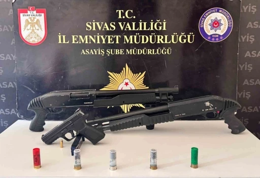 Sivas&rsquo;ta ara&ccedil;lara ateş a&ccedil;an ş&uuml;pheliler yakalandı, 6 ş&uuml;pheli tutuklandı
