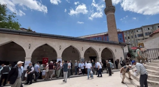 Sivas&rsquo;ta cami cemaatine aşure ikram edildi
