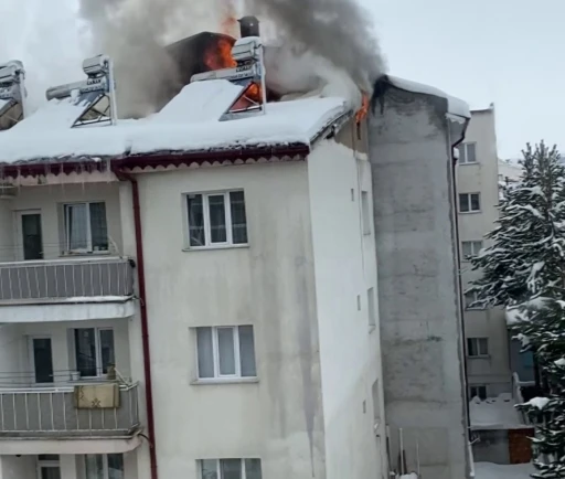 Sivas&rsquo;ta &ccedil;atıda &ccedil;ıkan yangın paniğe neden oldu
