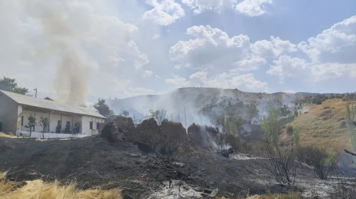 Sivas’ta çıkan yangında 12 ev zarar gördü, alevler ormana sıçramadan kontrol altına alındı
