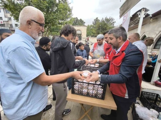 Sivas’ta cuma namazı çıkışı aşure ikramı
