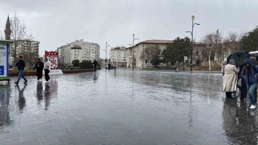 Sivas’ta dolu vatandaşlara zor anlar yaşattı
