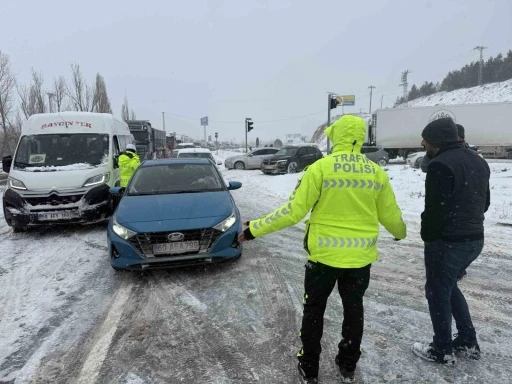 Sivas&rsquo;ta etkili olan kar, hayatı durma noktasına getirdi
