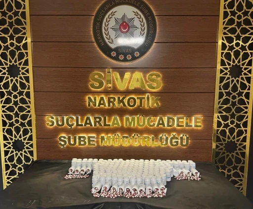 Sivas’ta gerçekleşen narkotik operasyonda 8 bin sentetik ecza ele geçirildi.
