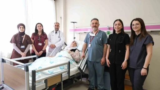 Sivas&rsquo;ta hastanın g&ouml;ğ&uuml;s duvarındaki 8 kiloluk t&uuml;m&ouml;r başarıyla &ccedil;ıkarıldı

