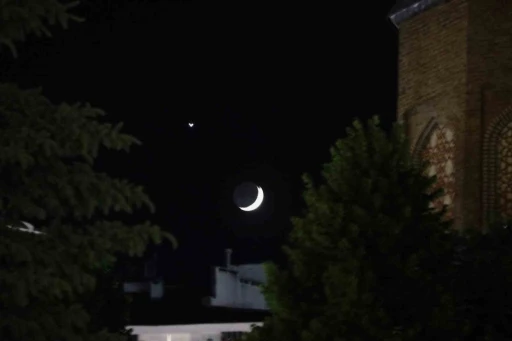 Sivas&rsquo;ta hilal ve yıldızın buluştuğu anlar mest etti
