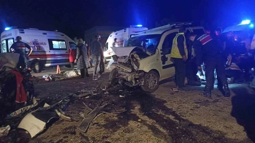 Sivas&rsquo;ta iki ara&ccedil; kafa kafaya &ccedil;arpıştı: 1 &ouml;l&uuml;, 3&rsquo;&uuml; ağır 7 yaralı (G&Uuml;NCELLEME)
