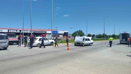 Sivas&rsquo;ta iki otomobil &ccedil;arpıştı: 2 yaralı
