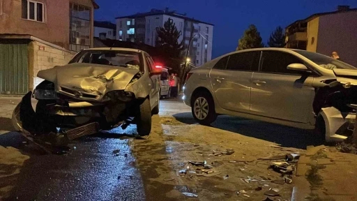 Sivas’ta iki otomobil çarpıştı: 6 kişi yaralandı
