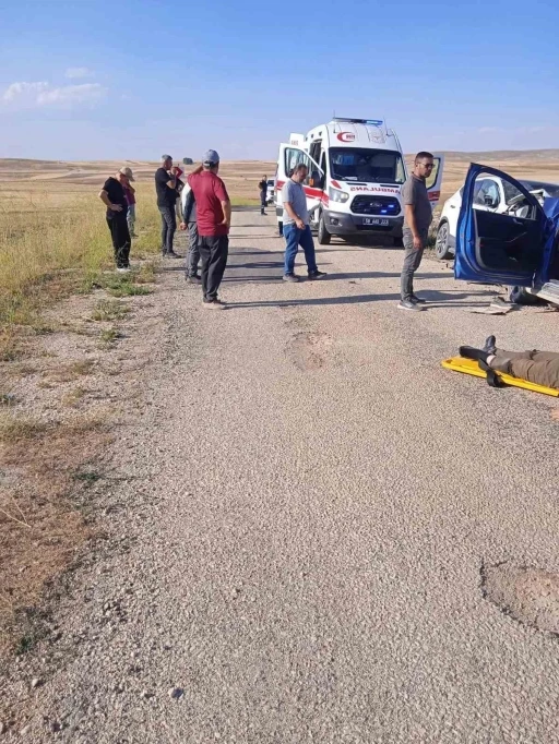 Sivas’ta iki otomobil kafa kafaya çarpıştı: 1 ölü, 1 yaralı
