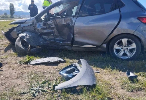 Sivas&rsquo;ta iki otomobilin &ccedil;arpıştığı kazada 4 kişi yaralandı
