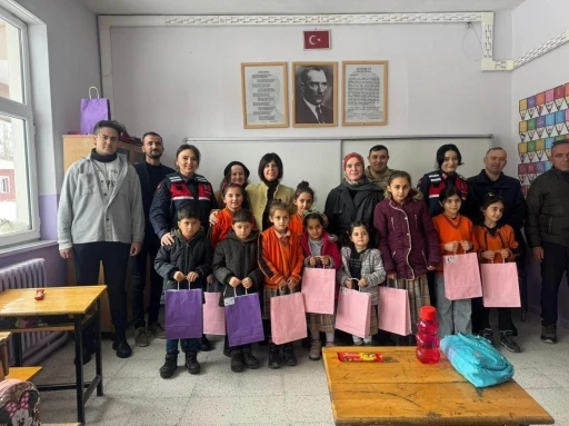 Sivas&rsquo;ta jandarmadan &ouml;ğrencilere karne s&uuml;rprizi
