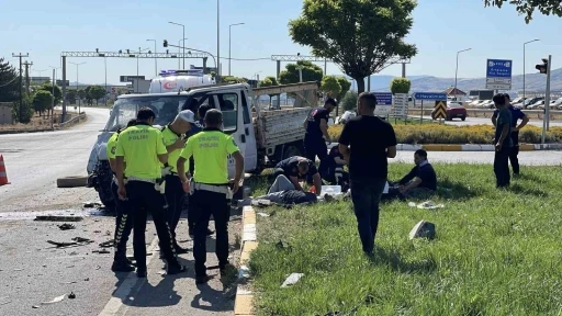 Sivas&rsquo;ta kamyonetler &ccedil;arpıştı: 5 yaralı
