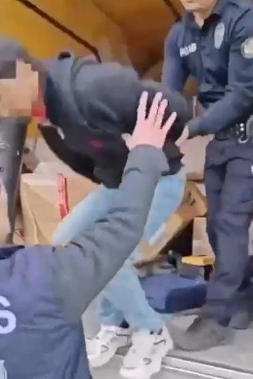Sivas&rsquo;ta kamyonette gizlenen 5 ka&ccedil;ak g&ouml;&ccedil;men yakalandı
