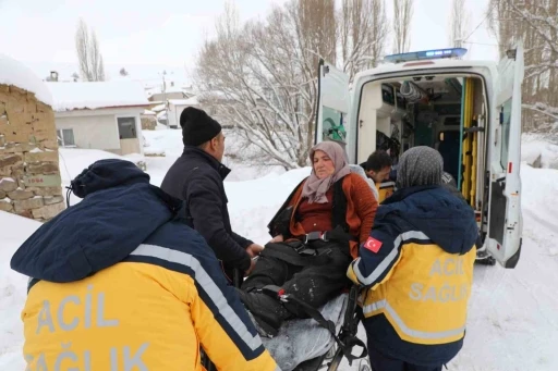 Sivas&rsquo;ta kar engeline takılan hasta i&ccedil;in ekipler seferber oldu
