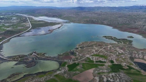Sivas&rsquo;ta kar eridi yağmurlar arttı, kentin en b&uuml;y&uuml;k g&ouml;l&uuml; taştı
