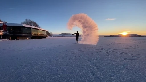 Sivas&rsquo;ta kar ve dondurucu soğuk renkli g&ouml;r&uuml;nt&uuml;ler oluşturdu
