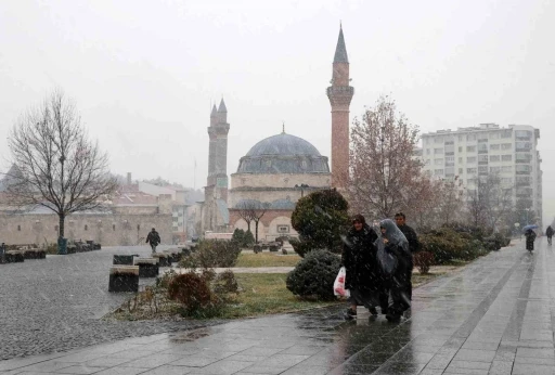 Sivas&rsquo;ta kar yağışı etkili oldu, kartpostallık g&ouml;r&uuml;nt&uuml;ler oluştu

