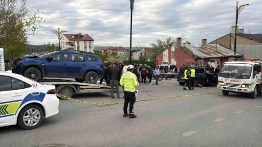 Sivas&rsquo;ta kavşakta iki ara&ccedil; &ccedil;arpıştı: 7 yaralı

