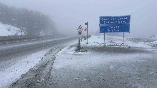 Sivas&rsquo;ta kış geri d&ouml;nd&uuml;: Ge&ccedil;itler karla kaplandı
