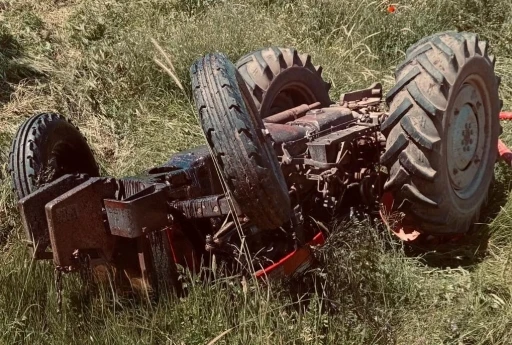 Sivas&rsquo;ta kontrolden &ccedil;ıkan trakt&ouml;r devrildi: 1 ağır yaralı
