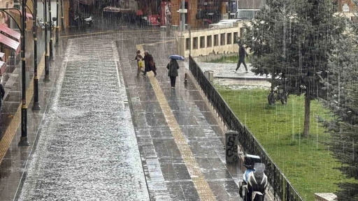 Sivas&rsquo;ta kuvvetli yağmur etkili oldu, hazırlıksız yakalananlar sığınacak yer aradı
