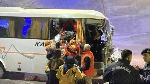 Sivas’ta midibüs tıra arkadan çarptı: 10 yaralı
