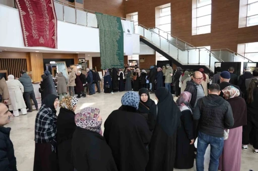 Sivas&rsquo;ta Mukaddes Emanetler Sergisi&rsquo;nde uzun kuyruklar oluştu
