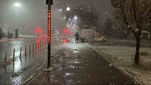 Sivas’ta nisan karı... Kent merkezi beyaza büründü
