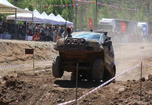 Sivas&rsquo;ta off road festivalinde takla atan ara&ccedil; y&uuml;rekleri ağza getirdi
