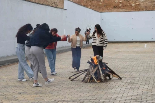 Sivas&rsquo;ta &ouml;ğrenciler baharın gelişini kutladı
