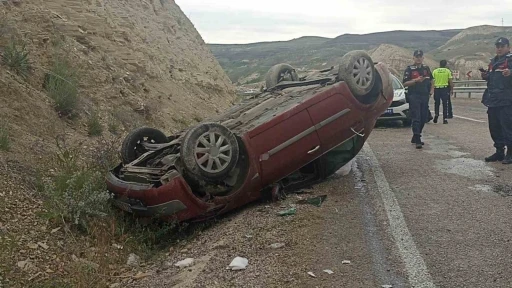 Sivas&rsquo;ta otomobil takla attı: 2&rsquo;si ağır 3 kişi yaralandı
