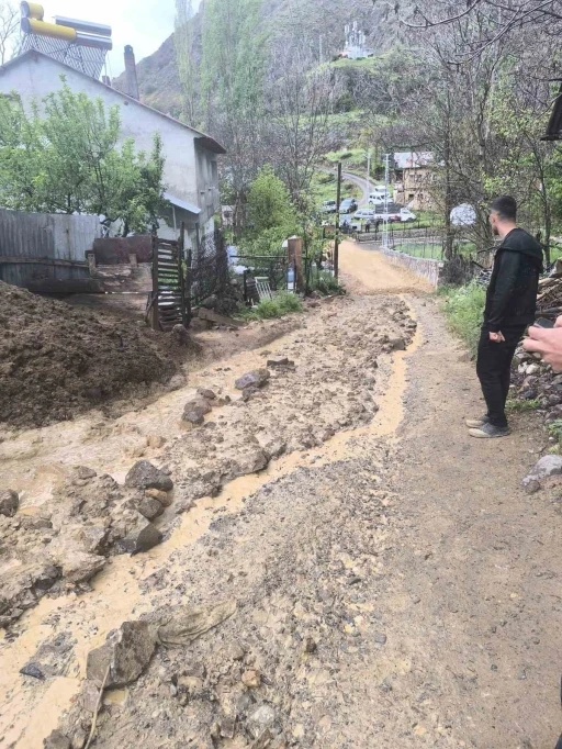 Sivas’ta sağanak sonrasında ahır, sel sularına teslim oldu
