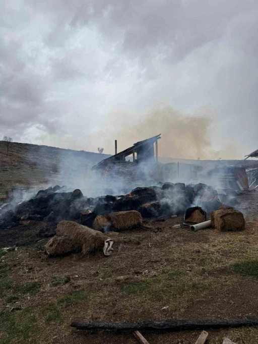 Sivas’ta samanlıkta çıkan yangın korkuttu
