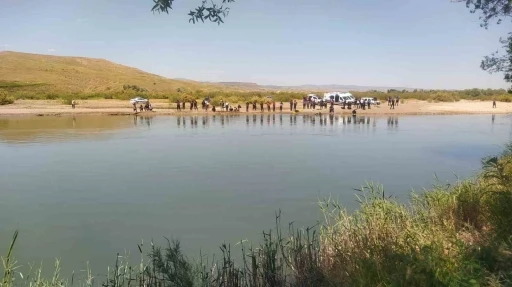 Sivas&rsquo;ta serinlemek i&ccedil;in Kızılırmak&rsquo;a giren 2 kişiden 1&rsquo;i kayboldu
