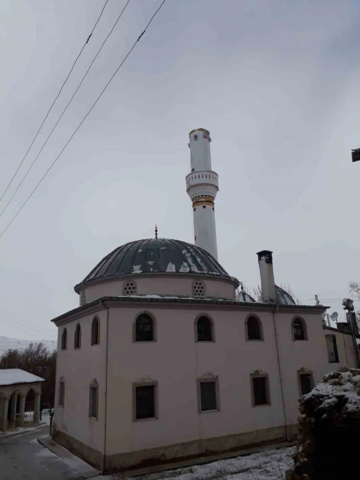 Sivas&rsquo;ta şiddetli r&uuml;zgar cami minaresinin k&uuml;lahını u&ccedil;urdu

