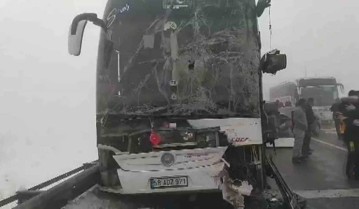 Sivas&rsquo;ta sis zincirleme kazaya neden oldu: 7 yaralı
