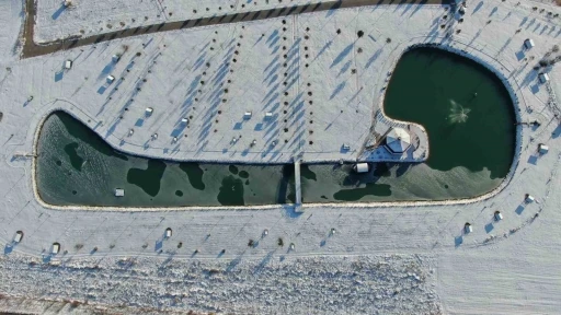 Sivas&rsquo;ta soğuk hava etkisini g&ouml;sterdi, &ouml;rdeklerin olduğu g&ouml;let kısmen dondu
