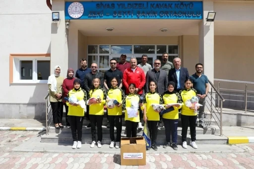 Sivas&rsquo;ta spor yapan okullara malzeme desteği
