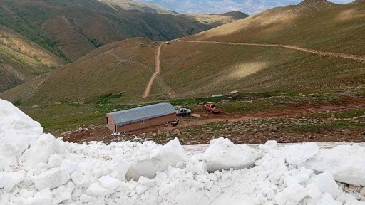 Sivas&rsquo;ta temmuz ayında karla m&uuml;cadele &ccedil;alışmaları s&uuml;r&uuml;yor
