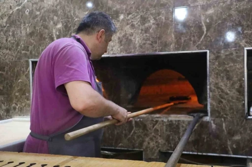 Sivas&rsquo;ta termometreler 40 dereceyi g&ouml;rd&uuml;: Kavurucu sıcakta ustaların zorlu mesaisi
