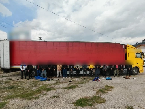 Sivas’ta tır dorsesinde 18 kaçak göçmen yakalandı, sürücüler tutuklandı
