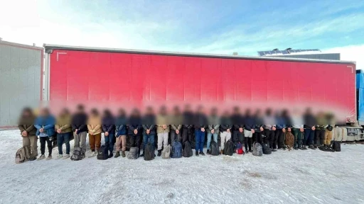 Sivas&rsquo;ta tır dorsesine gizlenen 25 ka&ccedil;ak g&ouml;&ccedil;men yakalandı
